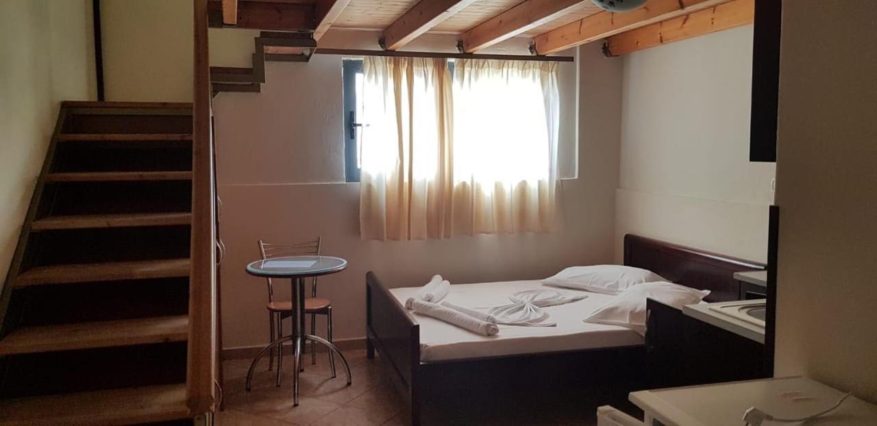 The First Hotel Saranda Экстерьер фото