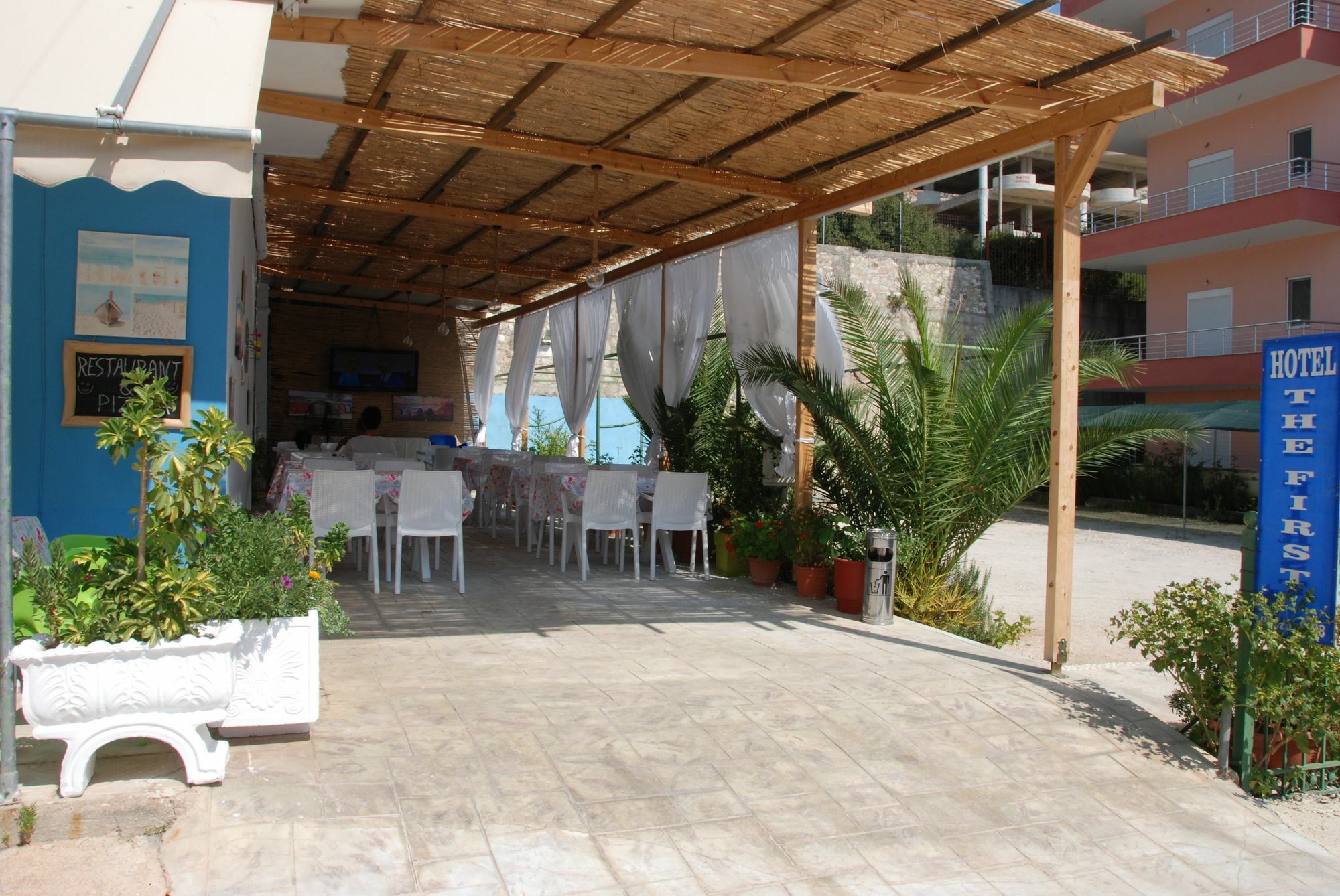 The First Hotel Saranda Экстерьер фото